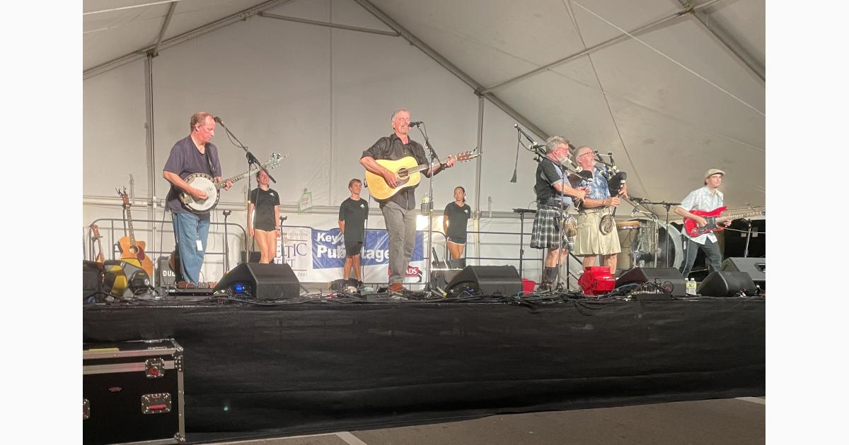 Dwyer dancers performing with Dulahan